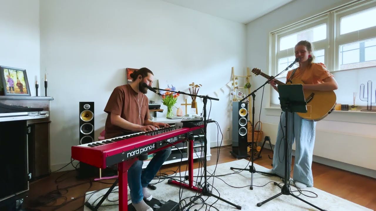 Zeb op piano en Noesjka op gitaar spelen Tenerife Sea in hun muziekkamer
