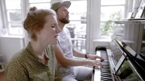 Noesjka zingt en Zeb speelt piano: Another In The Fire